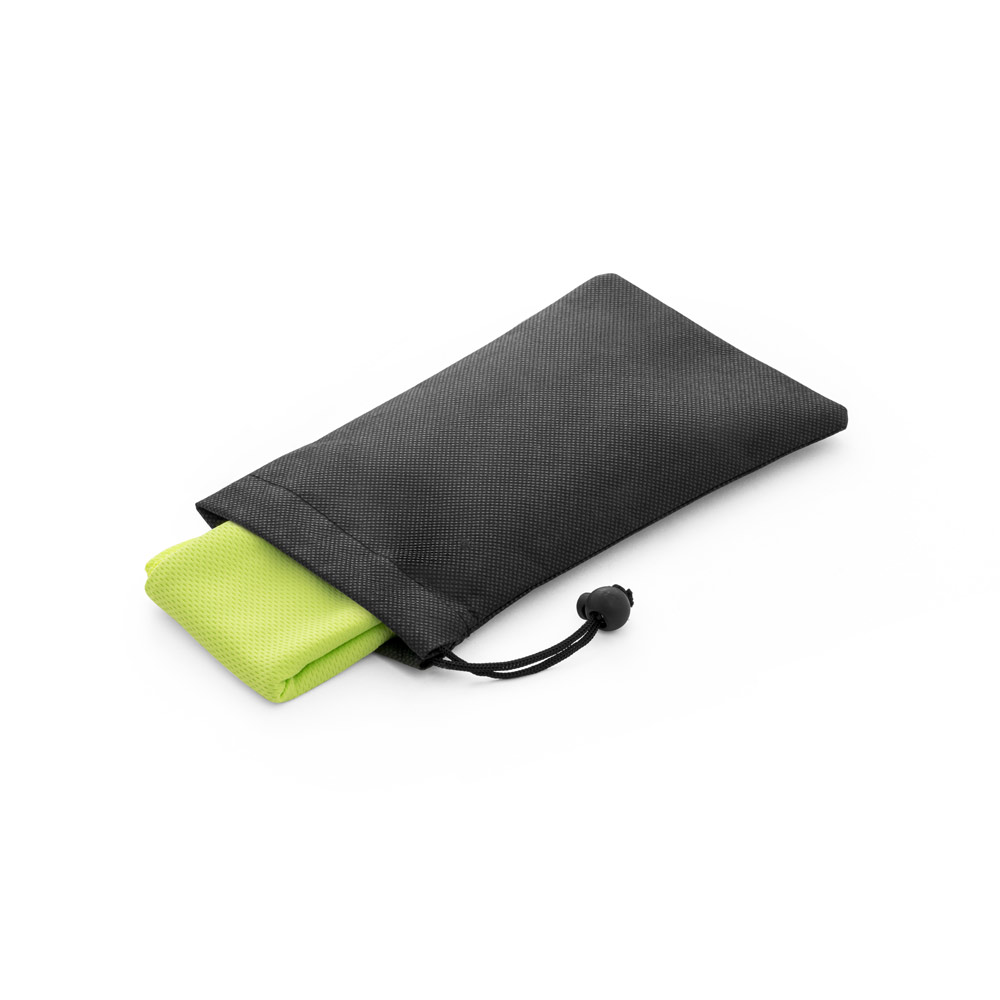 BERNAL. Toalha esportiva refrescante em poliéster 100% reciclado com bolsa em non-woven