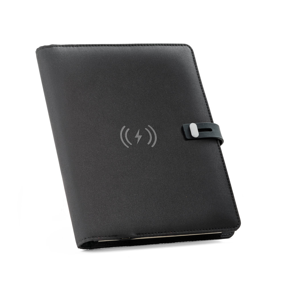 ELEVATE A5 FOLDER. Pasta A5 em 300D poliéster 100% reciclado com carregador por indução embutido (5'000 mAh) e bloco com páginas pautadas